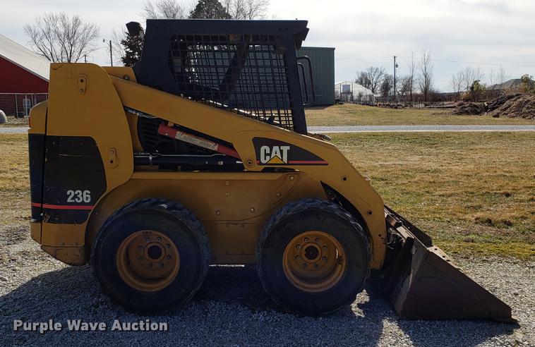 image for item AV9268 2001 Caterpillar 236 skid steer
