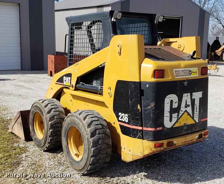 image for item AV9268 2001 Caterpillar 236 skid steer
