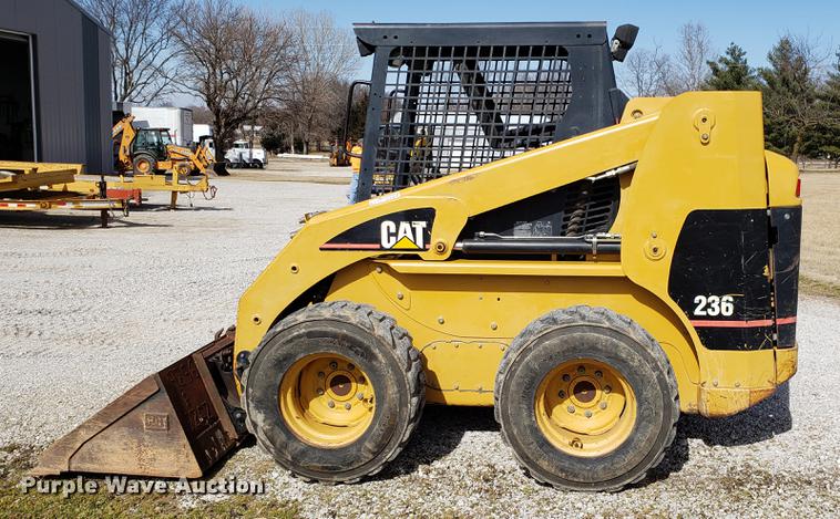 image for item AV9268 2001 Caterpillar 236 skid steer