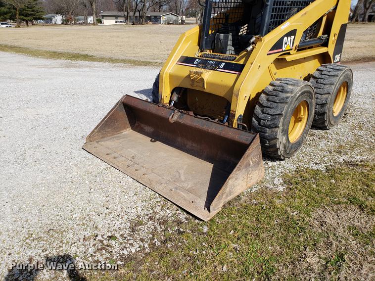 image for item AV9268 2001 Caterpillar 236 skid steer
