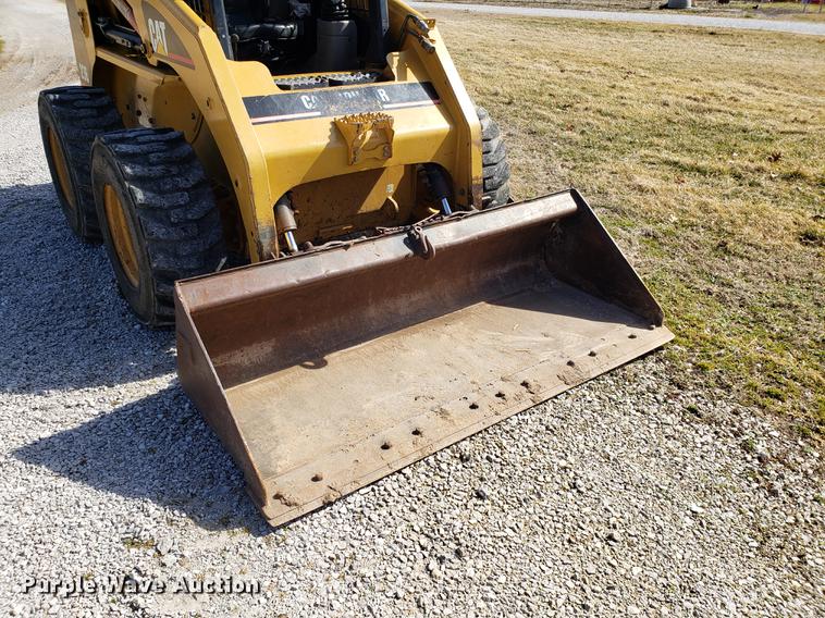 image for item AV9268 2001 Caterpillar 236 skid steer
