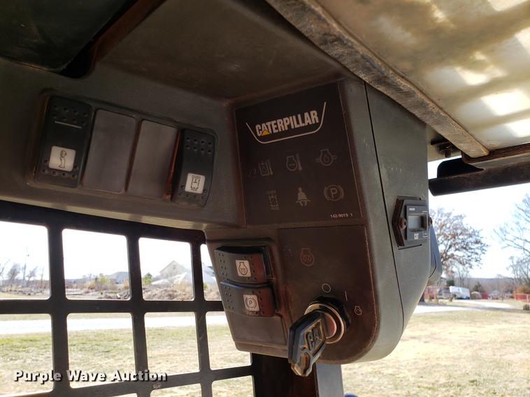 image for item AV9268 2001 Caterpillar 236 skid steer