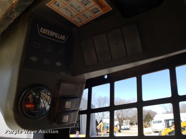 image for item AV9268 2001 Caterpillar 236 skid steer