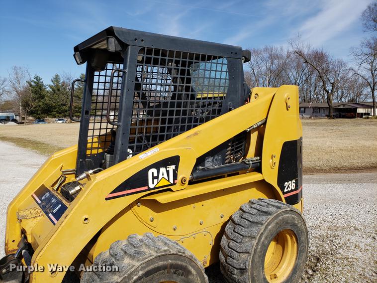 image for item AV9268 2001 Caterpillar 236 skid steer