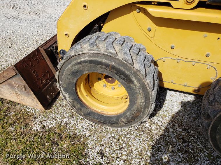 image for item AV9268 2001 Caterpillar 236 skid steer