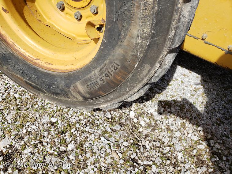 image for item AV9268 2001 Caterpillar 236 skid steer