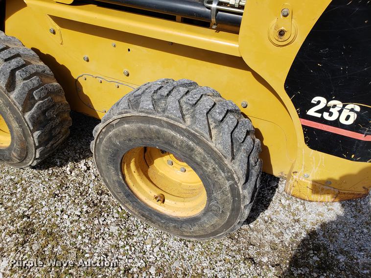 image for item AV9268 2001 Caterpillar 236 skid steer