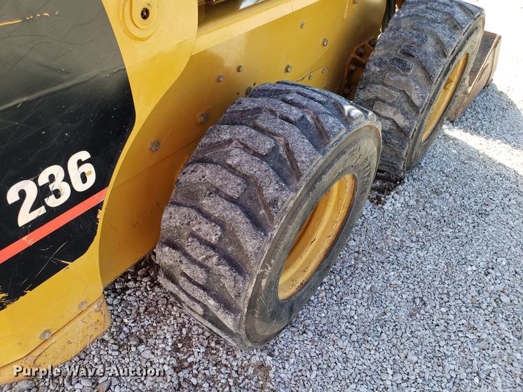 image for item AV9268 2001 Caterpillar 236 skid steer
