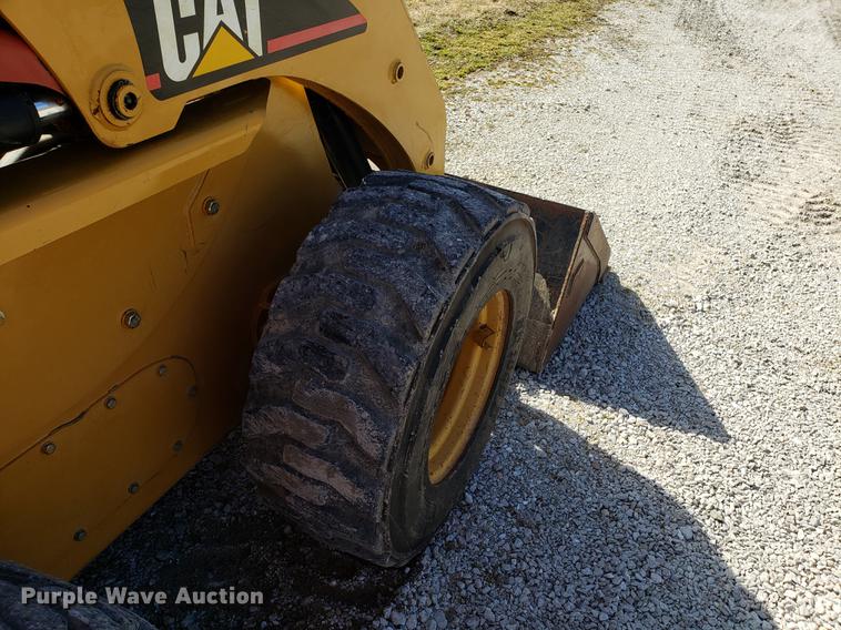 image for item AV9268 2001 Caterpillar 236 skid steer