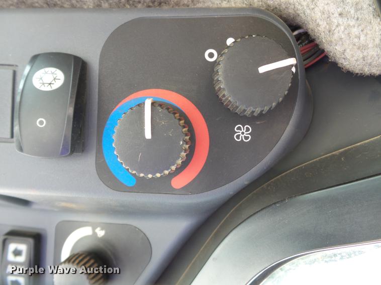 image for item CD9575 2013 John Deere 333D skid steer