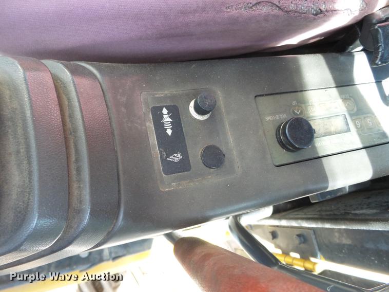 image for item CD9584 2005 John Deere 200C LC excavator