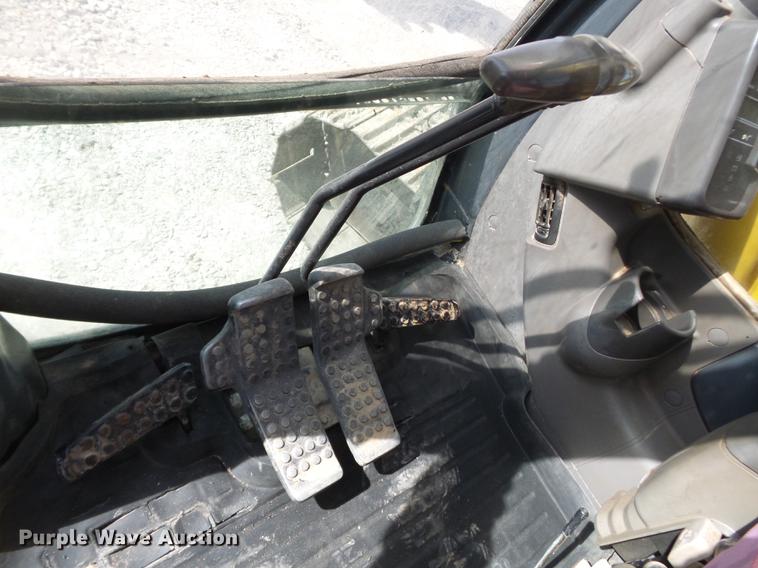 image for item CD9584 2005 John Deere 200C LC excavator