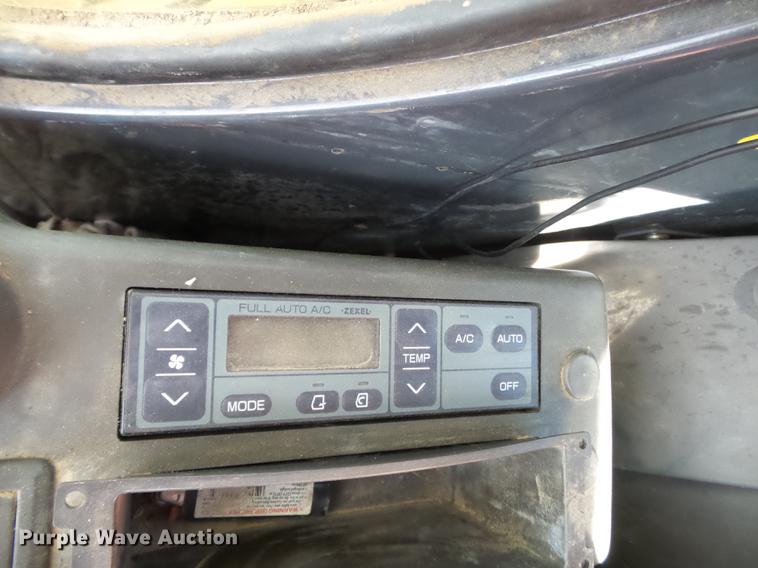 image for item CD9584 2005 John Deere 200C LC excavator