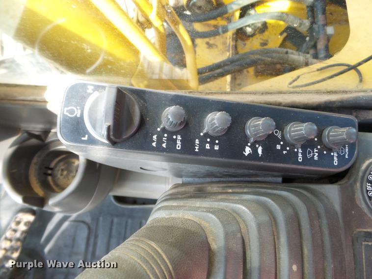 image for item CD9584 2005 John Deere 200C LC excavator