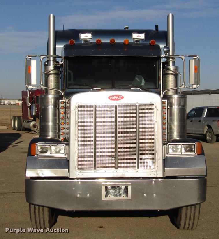 image for item DB6784 2007 Peterbilt 379 semi truck