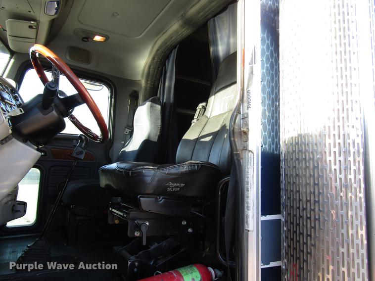 image for item DB6784 2007 Peterbilt 379 semi truck