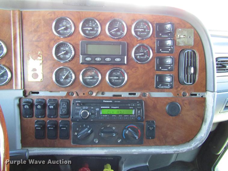 image for item DB6784 2007 Peterbilt 379 semi truck