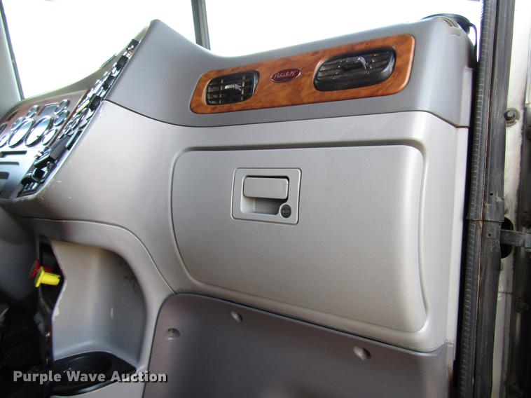 image for item DB6784 2007 Peterbilt 379 semi truck
