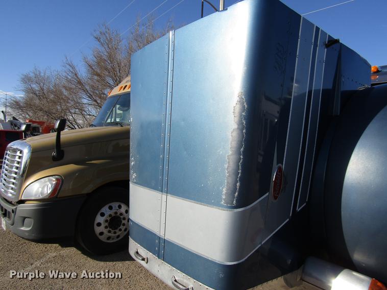 image for item DB6784 2007 Peterbilt 379 semi truck