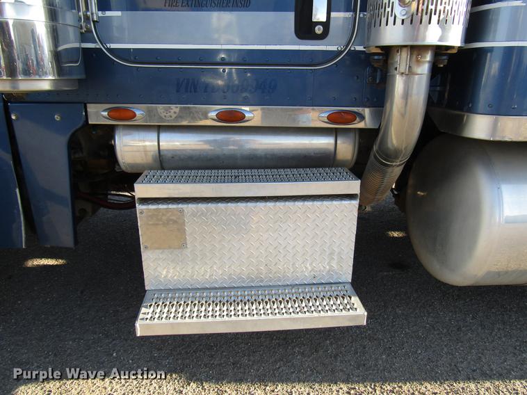 image for item DB6784 2007 Peterbilt 379 semi truck