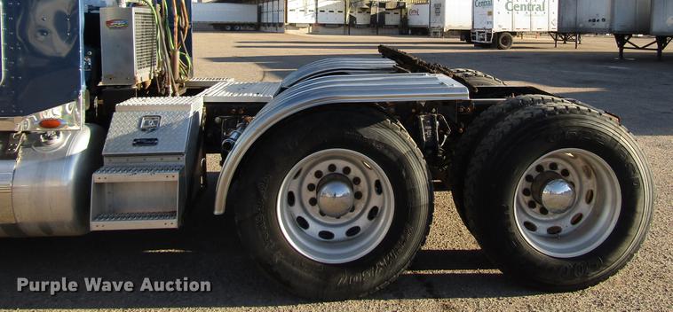 image for item DB6784 2007 Peterbilt 379 semi truck