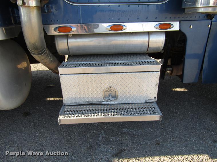 image for item DB6784 2007 Peterbilt 379 semi truck