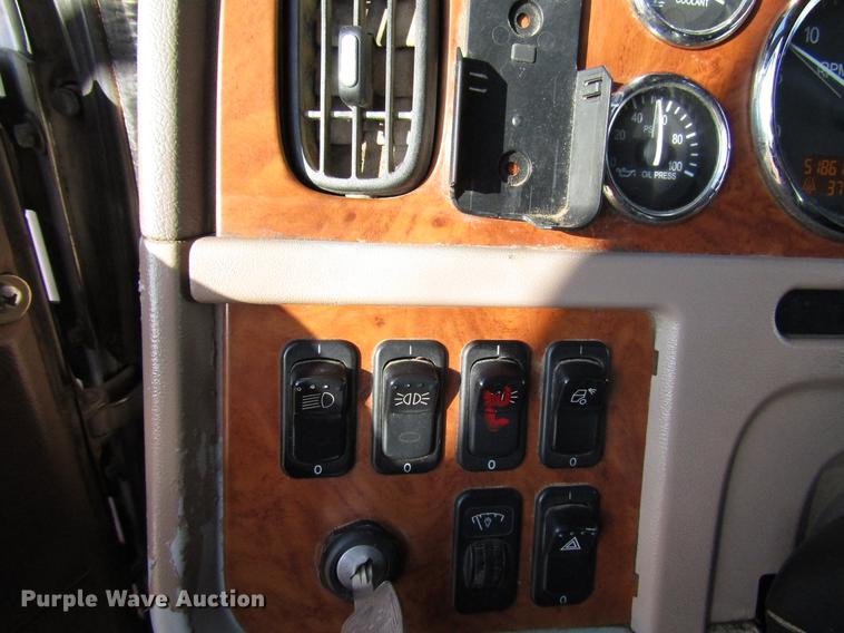 image for item DB6785 2006 Peterbilt 379 semi truck