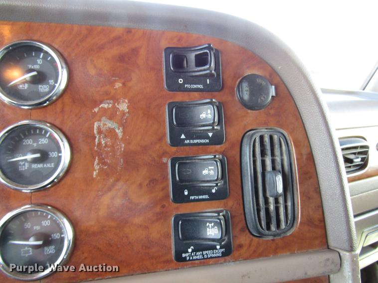 image for item DB6785 2006 Peterbilt 379 semi truck