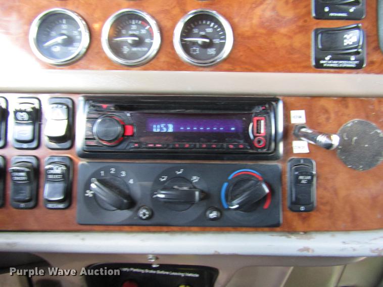 image for item DB6785 2006 Peterbilt 379 semi truck