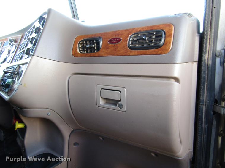 image for item DB6785 2006 Peterbilt 379 semi truck