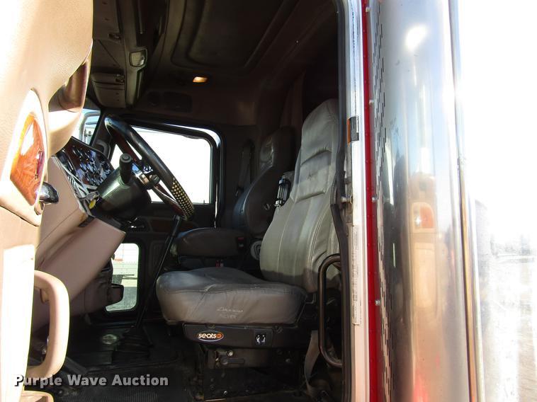 image for item DB6785 2006 Peterbilt 379 semi truck