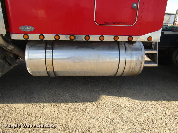 image for item DB6785 2006 Peterbilt 379 semi truck