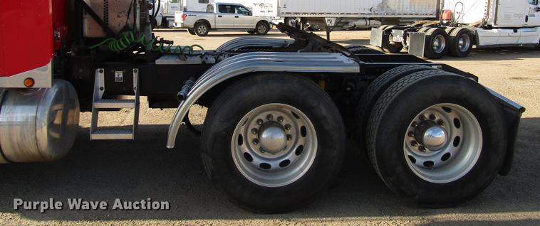 image for item DB6785 2006 Peterbilt 379 semi truck