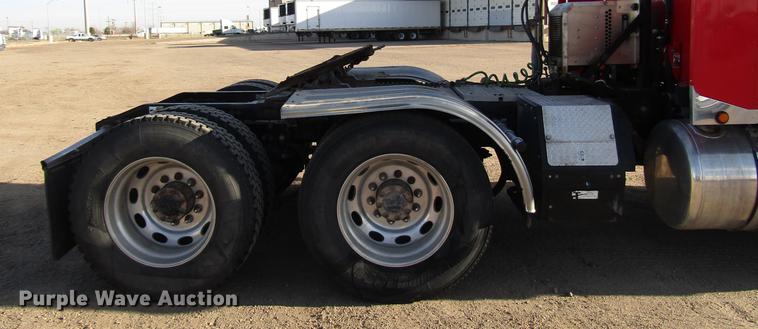 image for item DB6785 2006 Peterbilt 379 semi truck