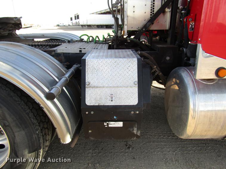 image for item DB6785 2006 Peterbilt 379 semi truck