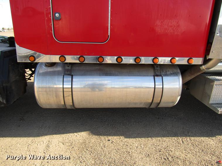 image for item DB6785 2006 Peterbilt 379 semi truck