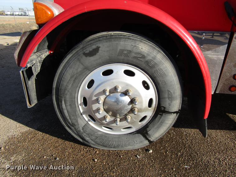 image for item DB6785 2006 Peterbilt 379 semi truck