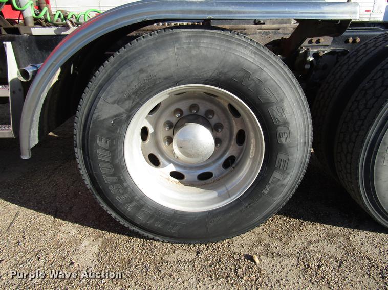 image for item DB6785 2006 Peterbilt 379 semi truck