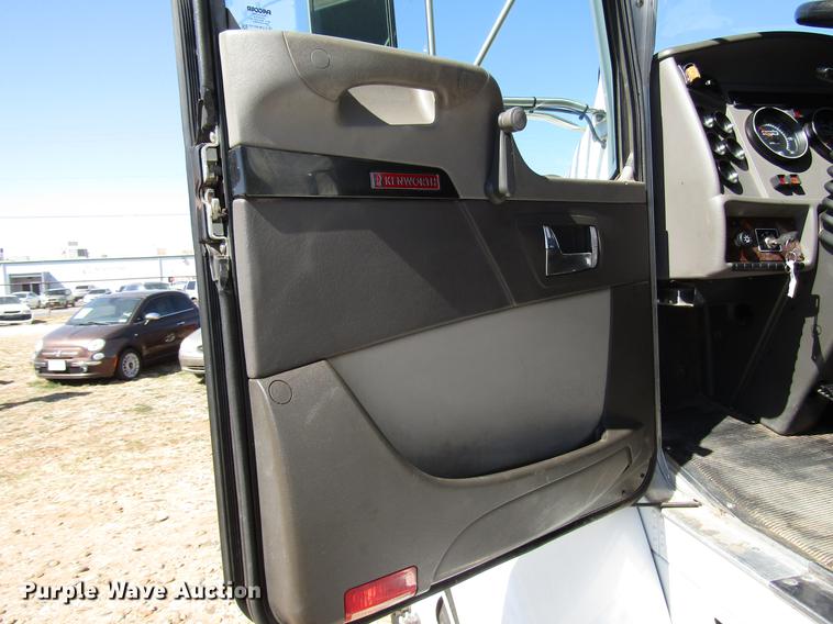 image for item DB6787 2008 Kenworth T300 service truck