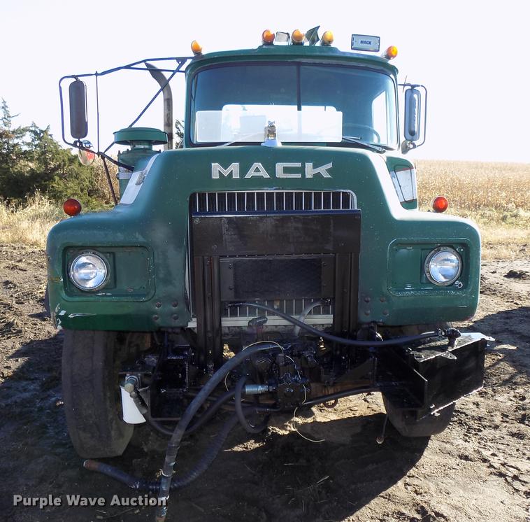 image for item DB8529 1984 Mack DM685S truck cab and chassis