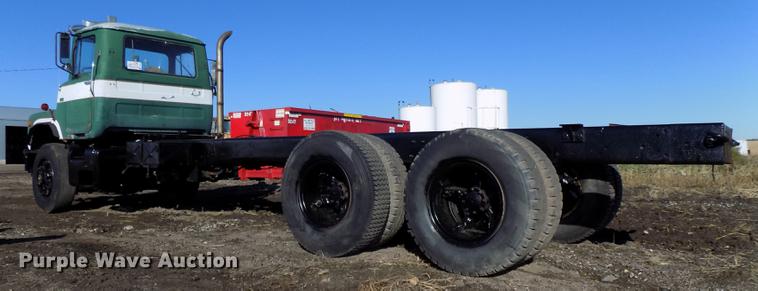 image for item DB8529 1984 Mack DM685S truck cab and chassis