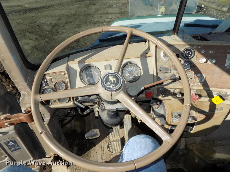 image for item DB8529 1984 Mack DM685S truck cab and chassis