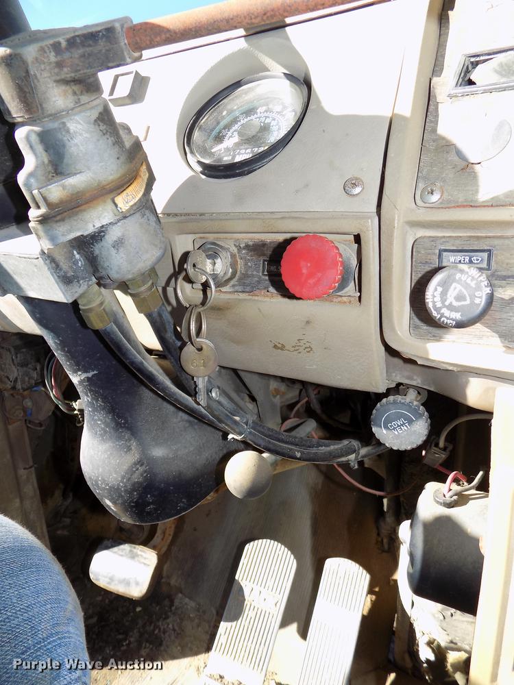 image for item DB8529 1984 Mack DM685S truck cab and chassis