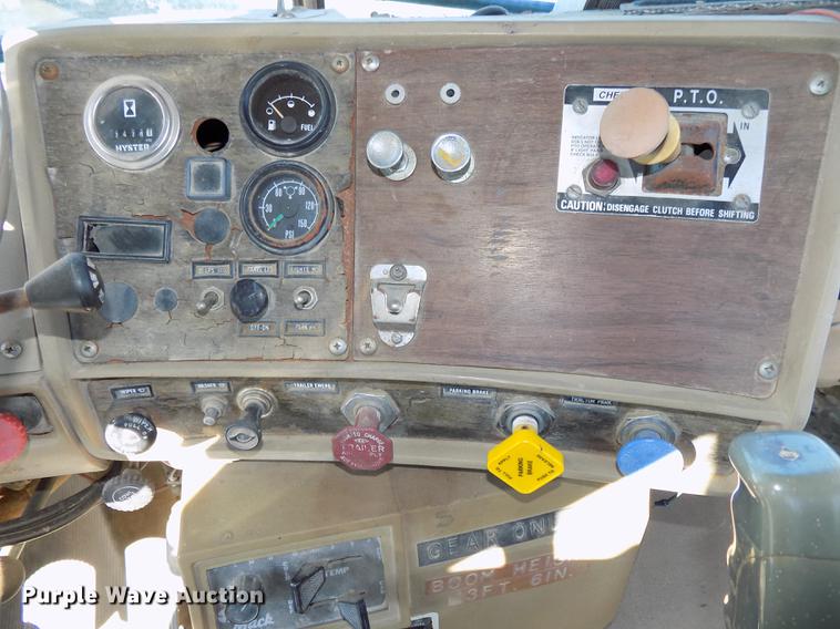 image for item DB8529 1984 Mack DM685S truck cab and chassis