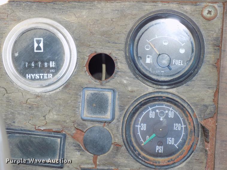 image for item DB8529 1984 Mack DM685S truck cab and chassis