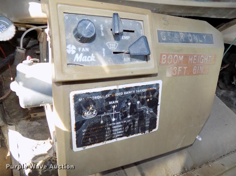 image for item DB8529 1984 Mack DM685S truck cab and chassis