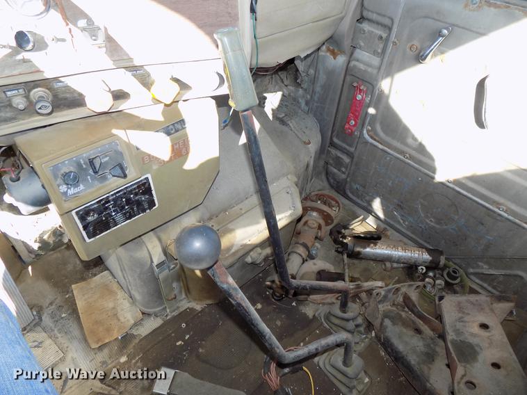 image for item DB8529 1984 Mack DM685S truck cab and chassis