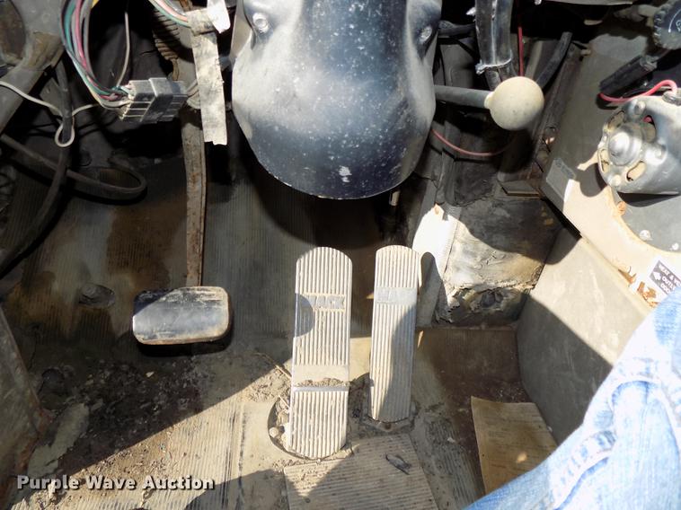 image for item DB8529 1984 Mack DM685S truck cab and chassis