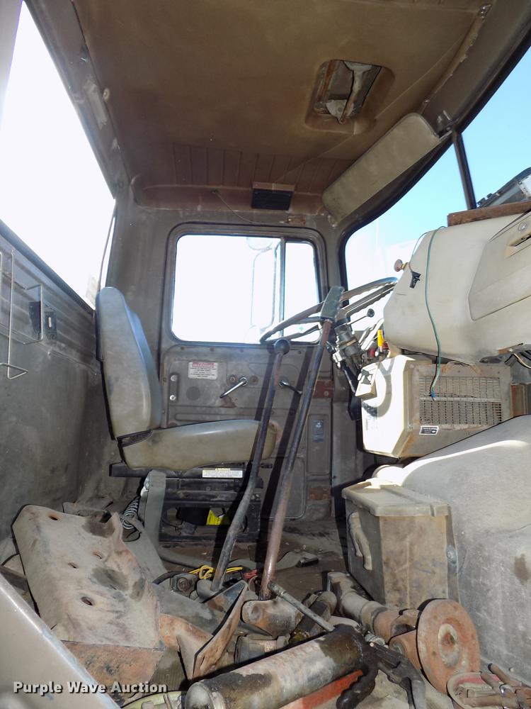 image for item DB8529 1984 Mack DM685S truck cab and chassis