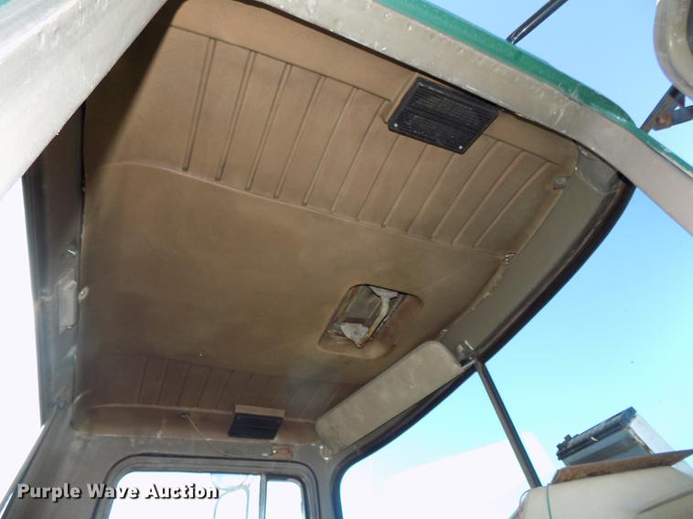 image for item DB8529 1984 Mack DM685S truck cab and chassis